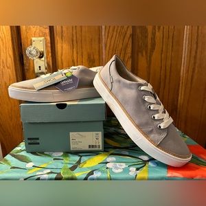 NWT Toms Drizzle Gray Canvas size 10 casual shoes